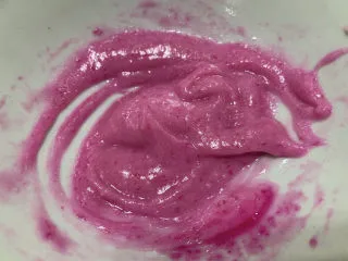 火龙果渐变蛋糕(宝宝辅食),取一小勺山药泥,加入火龙果汁,拌匀,调整到自己喜欢的颜色