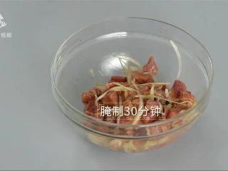 西餐中做的天津名菜，黑蒜子牛肉粒,腌制30分钟