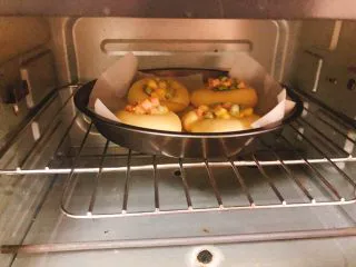 杂蔬沙拉面包,放入烤箱上下火180度烤20分钟。