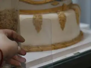 圣诞树枫糖戚风, 软质刮板（图中这样）抹好表面。也可以用硬质慕斯围边替代 