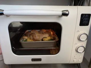 低脂时蔬烤鸡腿,送入预热好的烤箱200度烤40分钟，最后10分钟取出刷一层腌制的酱汁，送回烤箱继续烤