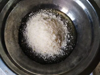 椰蓉蜂蜜蛋糕卷,将蜂蜜和椰蓉混合