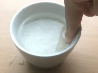 土豆苹果炖饭,大米用水腌制，和煮饭一样加入超过大米表面一个指关节的高度的水。