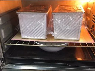 黑砖蜜豆吐司,烤箱发酵档,底部放一碗热水,发酵60分钟。