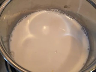 最“柔软”纸杯蛋糕☕—爆浆巧克力,小火煮牛奶煮至边缘冒小泡泡，不要煮沸。