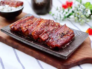 日式柠香烤鳗鱼,配上一碗米饭，就成了一份地道的鳗鱼饭咯，喜欢的集美们赶紧安排一下吧～