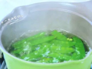 荷兰豆芦笋浓汤 宝宝辅食，土豆+牛奶, 荷兰豆、芦笋入沸水中煮3分钟。