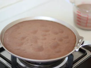 巧克力毛巾卷,直到有大的泡泡起来,不用翻面。直接倒扣到保鲜膜上。