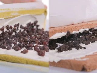 3款像云朵般柔软的瑞士卷,每一口都让人沦陷!,在蛋糕上抹上打发好的淡奶油,加上馅料,卷好后用油纸包裹,送入冰箱冷藏一个小时。(内陷我用了蜜豆和奥利奥碎,也可以换自己喜欢哒~