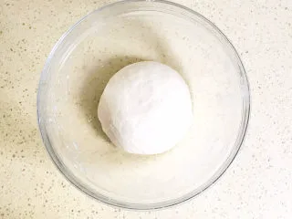 黑椒牛肉披萨,揉成光滑的面团，放在温暖湿润处进行基础发酵