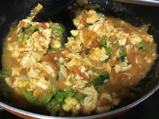 奶酪番茄鸡蛋面,稍凝固时就倒入西红柿。加入所有调料，待汤汁浓稠即可关火。我加了些生菜叶，可以不加的。