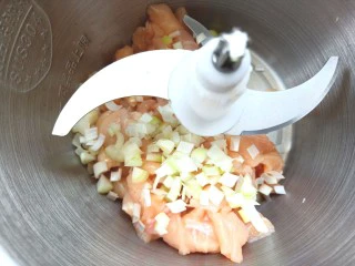 鸡肉蔬菜饼汉堡,放入绞肉机中,绞成肉馅