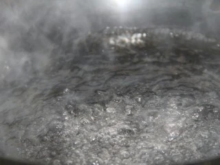 番茄鸡蛋通心粉,烧开