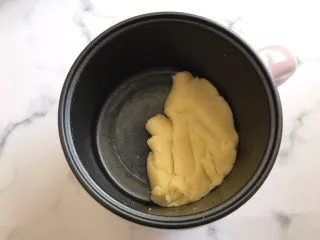 网红草莓脆皮泡芙,锅底出现一层薄膜后关火