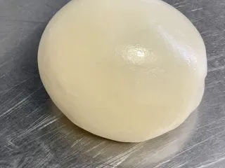 一次发酵——虾仁牛肉肠披萨,不要偷懒哟😄揉成这样光滑细腻的面团。