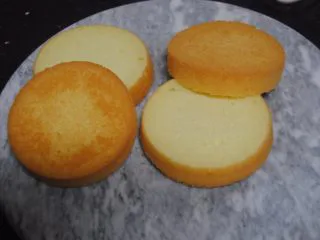 巧克力淋面蛋糕,蛋糕脱模后,每个都横切成2份