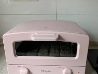 黑白芝麻酥块,放入预热好的烤箱,中层,上下火160度烤20分钟左右。直到表面上色,再焖10分钟后取出