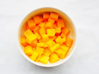 好吃到爆的酸奶芒果土司,芒果切小块。