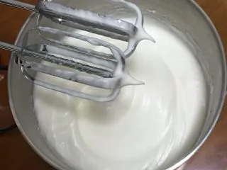 抹茶芒果裸蛋糕,再搅打50圈，蛋白变得细腻光滑，再加15克细砂糖。