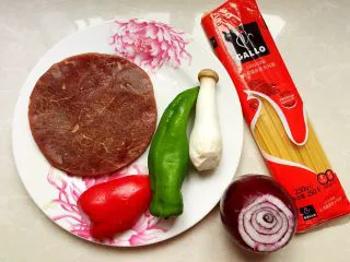 黑椒牛排炒意面,准备材料如图。
