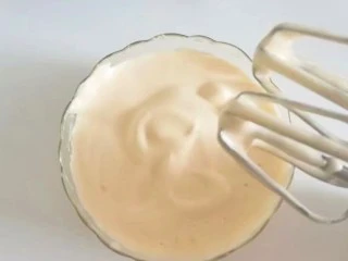 果味长崎纸杯蛋糕,打发至如图有纹路画8字不容易消失的状态即可;