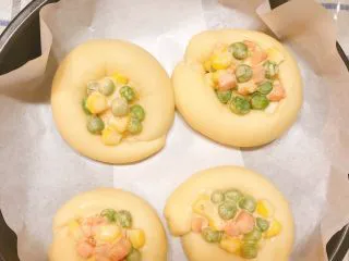 杂蔬沙拉面包,将沙拉酱装到圆圈里。