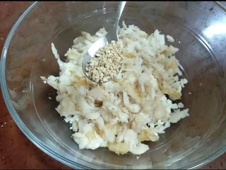 芙蓉鳕鱼锅贴,鳕鱼和蛋清放入一个盆里,放入两小勺熟芝麻