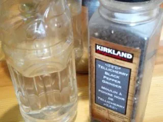 正宗西式土豆沙拉,最后放入白醋，为了提味。放入盐，一定不要咸了，量自己掌握就好。