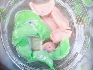 马卡龙色 高颜值汤饺系列@@ 猪肉大葱馅●麦穗饺,然后我们锅里下水大火，水里加5g的盐。饺子不爱煮烂。然后水温5分热时候，下饺子，水开第一次，要沸腾的时候，用凉水浇凉，反复沸腾浇熄三次，这叫凤凰三点头，其实是为了水饺不容易在沸腾的水里被撞开馅，让他们平稳的被煮熟。我没拍煮麦穗的图。用月牙饺子代替一下哦。呵呵。然后怎么看饺子熟没熟呢。饺子全部浮起来，肚子涨大了，鼓鼓的，用勺子压一下会弹起来，或者直接尝一个，面中间没有白色的生面就是熟了。