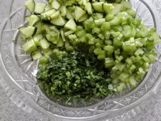 正宗西式土豆沙拉, 蒸土豆的过程中，可以把芹菜或黄瓜切丁。叶子也可以一起切碎，如果放火腿的话，火腿也切丁。 洋葱切成洋葱碎要很细很碎，不是洋葱丁啊。 蒸好后