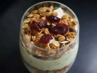 奇亚籽双色酸奶木糠杯,最后撒上蔓越莓干即可大功告成