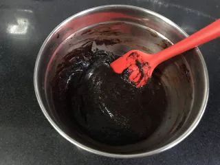 裂纹巧克力软饼干,拌匀。