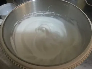 烘焙基础——戚风蛋糕,将蛋白打至湿性发泡(九分发),提起打蛋头,蛋白会出现较长向下弯曲的状态。