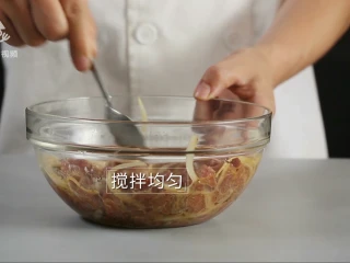 西餐中做的天津名菜，黑蒜子牛肉粒,搅拌均匀