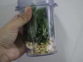 意面经典cp 青酱君,把所有材料混合到料理机打碎，打半分钟停一下加橄榄油，加到罗勒泥质地呈酱就好啦？