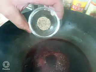 法式红酒牛排,放入黑胡椒