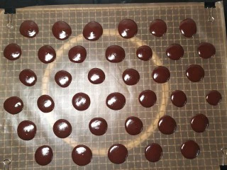 网红夏威夷果仁可可脆脆巧克力片 香港珍妮聪明小熊夏威夷果仁巧克力脆脆,17.烘烤半分钟马上取出，巧克力面糊已经融化成小圆饼；