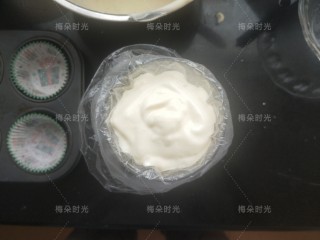 纸杯蛋糕(不塌不裂),蛋糕糊装进裱花袋里面。