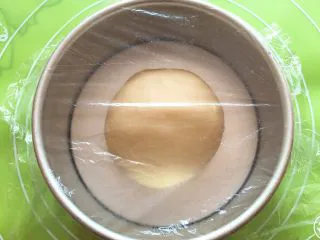 奶油夹心面包,滚圆后放入模具，盖上保鲜膜。