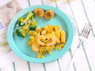 南瓜海鲜意面,满满的甜甜南瓜泥,均匀的裹着意面和海鲜,赏心悦目,鲜味十足,营养开胃。全家都爱吃。