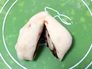 红豆心形面包,用锋利的刀切开，头上不要切断。
