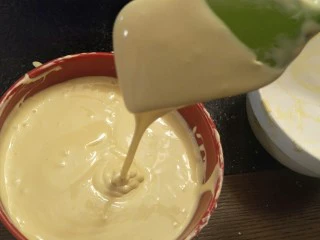 简单版轻乳酪蛋糕(8寸),顺滑有光泽，盖上保鲜膜暂时冷藏一会让他变得粘稠点