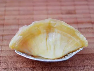 草莓芝士酥～蛋挞皮版,12分钟后取出烤盘，把蛋挞皮上的锡纸取出。