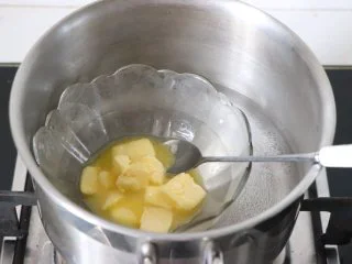 轻乳酪蛋糕（芝士蛋糕），醇香美味,黄油隔热水融化成液态。