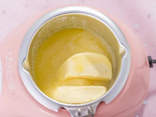 “冰火两重天”的巧克力熔岩蛋糕，越吃越上瘾！,无盐黄油用热融锅融化。 