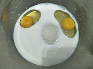 蓝莓酥粒蛋糕,放入牛奶，白糖。