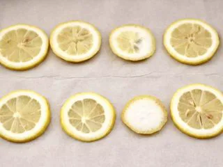 日式柠香烤鳗鱼,烤盘铺上油纸，底下先码放上柠檬片，这样烤出来的鳗鱼口感更清香美味。