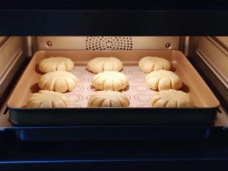 花式椰蓉面包,入蒸烤箱进行二次发酵。时间为:35度25分钟!