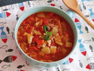 俄罗斯经典罗宋汤,红酒和黄油的组合让这道汤很西式哦！