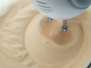 奶油草莓海绵蛋糕,打发打发